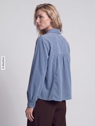 Frauenmodel trägt Regular Fit Langarmbluse aus reiner Baumwolle von Marc O'Polo DENIM in Hellblau, lockerer Schnitt, Ganzkörperansicht Rückansicht, KI-modifiziertes Bild.