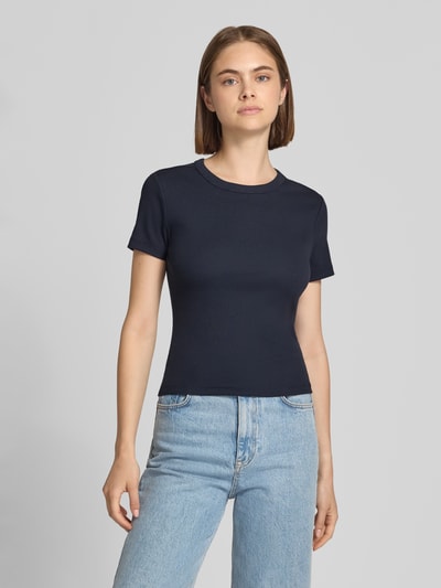 Frauenmodel trägt Regular Fit  T-Shirt aus Baumwoll-Mix Modell 'VAL' von ONLY in Dunkelblau, kombiniert mit hellblauer Jeans, Damen T-Shirt von ONLY, Ganzkörperansicht von vorne.