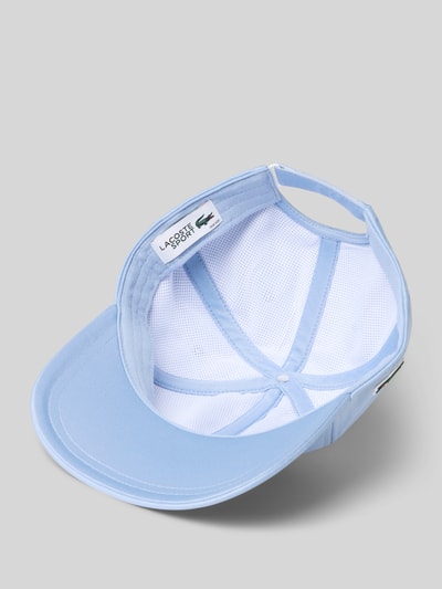 Produktfoto, lichtblauwe Baseballpet met logo-applicatie van Lacoste Sport, look: effen, klittenbandsluiting, materiaalverwerking: mesh