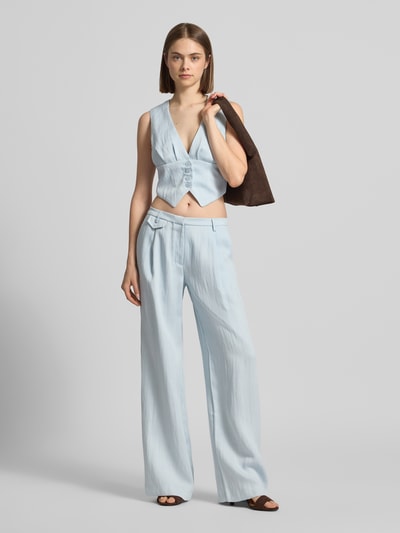 Frauenmodel trägt Wide Leg Hose aus Viskose-Mix von Bardot, hellblau, mit Gesäßtaschen, Bundweite 39 cm, Ganzkörperansicht von vorne.