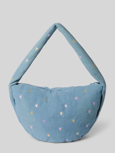 Produktfoto, Shoulder Bag aus Baumwoll-Mix von Studio Noos in Hellblau mit bunten Herz-Stitchings, Reißverschluss, kurzem Tragehenkel, Label-Patch, Hauptfach und Innenfach, Größe: 59x33x11 cm, Schulterriemen 82 cm.