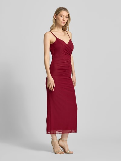 Frauenmodel trägt Cocktailkleid mit Drapierungen und Gehschlitz von TROYDEN COLLECTION, Mesh, Figurbetont, Midikleid, V-Ausschnitt, tiefer Rückenausschnitt, Rückenlänge bei Größe 36: 110 cm, Brustweite bei Größe 36: 31 cm, Ganzkörperansicht von vorne.
