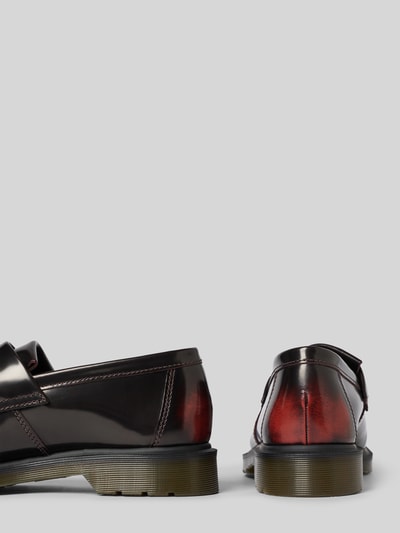 Produktfoto, Loafers aus echtem Leder Modell 'Adrian' von Dr. Martens in dunklem Rotbraun mit Zierbesatz, profilierte Sohle, 3 cm Absatzhöhe, 7 cm Schafthöhe, 12 cm Schaftweite, glänzende Textur und abgerundete Passform.