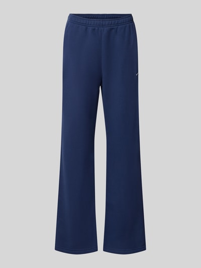 Produktfoto, dunkelblaue Regular Fit Sweathose aus Baumwoll-Mix von Nike, Damen Sweathose mit glatter Textur vor grauem Hintergrund.