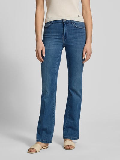 Kobiece modelka nosi Bootcut Jeans mit Eingrifftaschen von Marella, mieszanka modalu i bawełny, efekt znoszenia, wpuszczane kieszenie, bootcut, niebieski, szerokość w rozmiarze 36: 36 cm, długość wewnętrzna nogawki 87 cm, widok całej sylwetki z przodu.