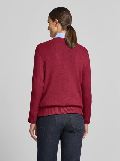 Frauenmodel trägt Regular Fit Sweatshirt aus Viskose-Anteil von Christian Berg Woman in Weinrot mit gerippten Abschlüssen und V-Ausschnitt, Ganzkörperansicht Rückansicht.
