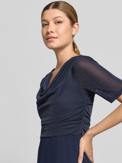 Kobiece modelka nosi Fit and Flare Cocktailkleid mit Wasserfallausschnitt od Vera Mont, granatowy kolor, błyszcząca tekstura, zbliżenie na górną część ciała