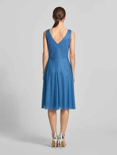 Frauenmodel trägt knielanges Cocktailkleid mit V-Ausschnitt von TROYDEN COLLECTION in Blau, Chiffon, Taillierter Schnitt, Breite Träger, Rückseitiger V-Ausschnitt, Rückenreißverschluss, Rückenlänge bei Größe 36: 85 cm, Brustweite bei Größe 36: 43 cm, Ganzkörperansicht Rückansicht.