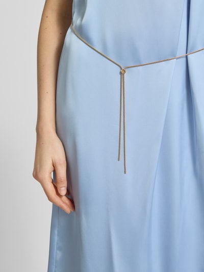 Kobieta prezentuje tailliertes Cocktailkleid mit Taillenkette Modell 'KEWINA' od HUGO, satynowy, błękitny, unikatowa tekstura, detal łańcuszka w talii, zbliżenie na górną część sukienki, materiał połyskujący, krój slim fit, dekolt okrągły, długość midi, widok detaliczny.