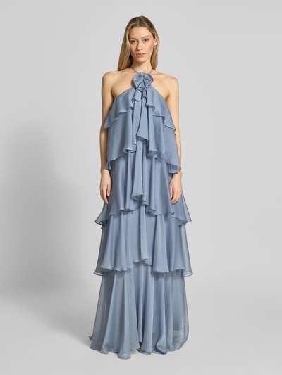 Vrouwenmodel draagt avondjurk met volants van Swing in blauw, model in a-lijn, maxi-jurk met halter en vetersluiting, laagjeslook, ruglengte maat 36 153 cm, borstwijdte maat 36 35 cm, geheelvooraanzicht.