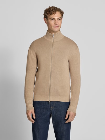 Männermodel trägt Regular Fit Jacke aus reiner Baumwolle Modell 'MILANO' von JACK & JONES, beige, Strick-Optik, Ganzkörperansicht von vorne.