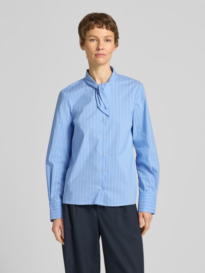 Vrouwenmodel draagt Slim Fit Schluppenbluse mit Knopfleiste van Stefanel in lichtblauw met witte strepen, katoenmix met stretch, slim fit, opstaande kraag, knopenrij, ruglengte maat S 60 cm, mouwlengte maat S 62 cm, volledig vooraanzicht bovenlichaam.
