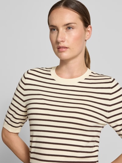 Frauenmodel trägt Slim Fit Pullover aus Viskose-Mix von s.Oliver RED LABEL mit braun-beigen Streifen, glatte Textur, Nahaufnahme Oberkörper.