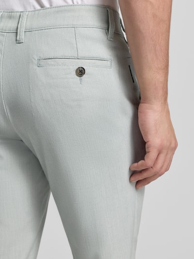 Männermodel trägt Stoffhose mit französischen Eingrifftaschen von Christian Berg Men, hellgrau, feine Struktur, Detailaufnahme Rückansicht.