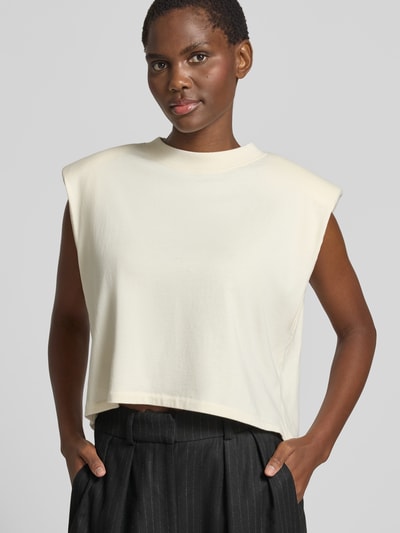 Frauenmodel trägt Top mit Rundhalsausschnitt von black palms aus reiner Baumwolle im Relaxed-Fit mit Schulterpolster, ärmelloses Design, Nahaufnahme Oberkörper.