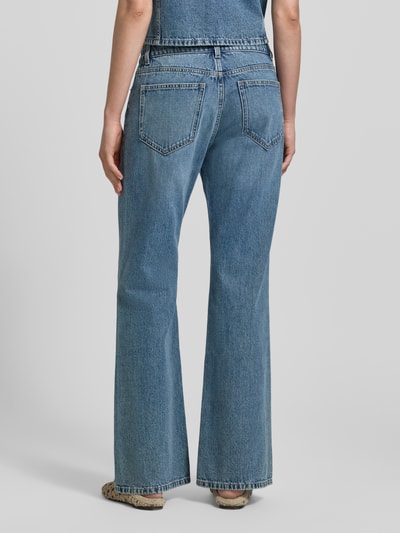 Frauenmodel trägt Flared Fit Jeans im 5-Pocket-Design von Jake*s Casual mit Gürtelschlaufen und Knopf-Reißverschluss, Rückansicht.
