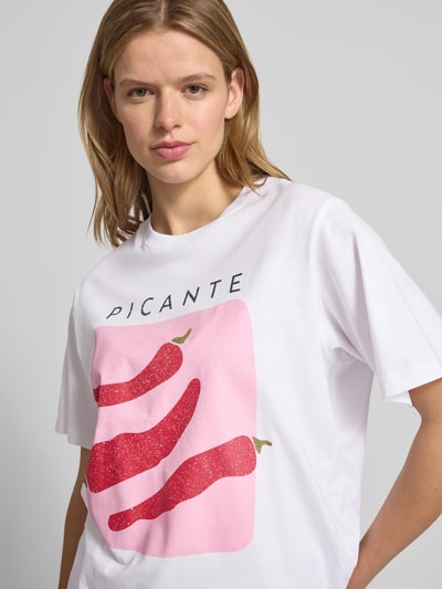 Frauenmodel trägt Damen T-Shirt mit Statement-Print Modell 'SENNA' von JJXX aus Reine Baumwolle, Loose-Fit, Nahaufnahme Oberkörper.