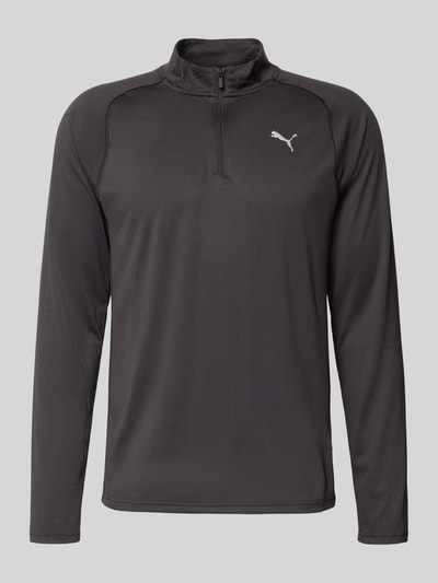 Produktfoto, Langarmshirt mit Stehkragen und Reißverschluss von PUMA PERFORMANCE für Herren in Schwarz, Logo auf Brust, Regular-Fit, Rückenlänge 71 cm bei Größe M.