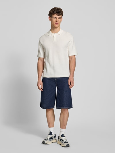Männermodel trägt Relaxed Fit Poloshirt Modell 'FERDINAND' von Redefined Rebel aus Reine Baumwolle, Strickshirt, Knopfleiste, Rückenlänge bei Größe M 70 cm, Herren, Ganzkörperansicht von vorne.