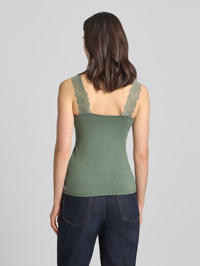 Männermodel trägt Slim Fit Tank Top aus Viskose-Mix Modell 'ROSA' von Vero Moda, efekt: jednolity kolor, obszycie koronką, krój slim fit, dekolt w serek, szerokie ramiączka, mieszanka wiskozy, Ganzkörperansicht Rückansicht