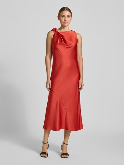 Kobiece modelka nosi Relaxed Fit Midikleid aus Satin Modell 'Elouize' von Ted Baker, imitacja satyny, krój relaxed fit, model z efektem przewiązania, krój bez rękawów, długość tyłu w rozmiarze 36: 50 cm, szerokość w rozmiarze 36: 45 cm, długość rękawów w rozmiarze 36: 120 cm, kolor czerwony, gładka tekstura, Ganzkörperansicht von vorne
