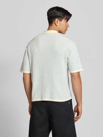 Männermodel trägt Regular Fit Freizeithemd mit 1/2-Arm von Jack & Jones aus reiner Baumwolle, helle Farben, feines Karo, Ganzkörperansicht Rückansicht. Rückenlänge bei Größe M: 67 cm, Schulterbreite: 58 cm, Ärmellänge: 28 cm, Polokragen, Knopfleiste.