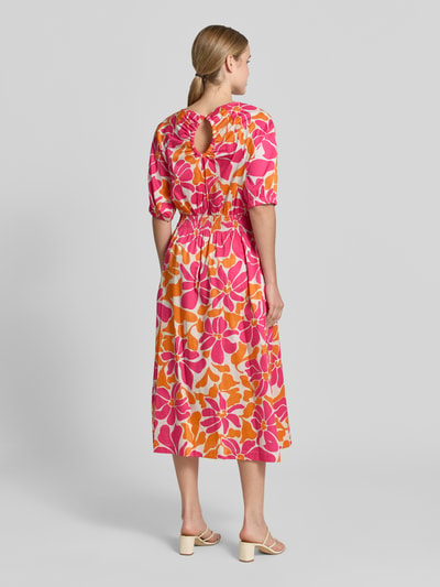Frauenmodel trägt Midikleid im Allover-Look mit Rundhalsausschnitt von Smith and Soul, Reine Baumwolle, Taillierter Schnitt, Rückenlänge 119 cm, Brustweite 44 cm, Ärmellänge 36 cm, Ganzkörperansicht Rückansicht.