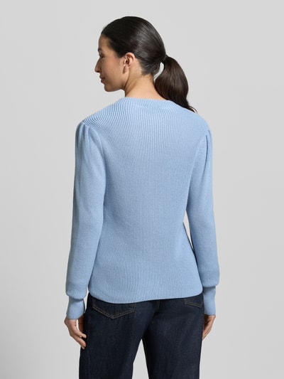 Frauenmodel trägt Slim Fit Pullover in Strick-Optik von zero aus Baumwoll-Mix, elastische Ärmelabschlüsse, Rückenansicht, Ganzkörperansicht Rückansicht.