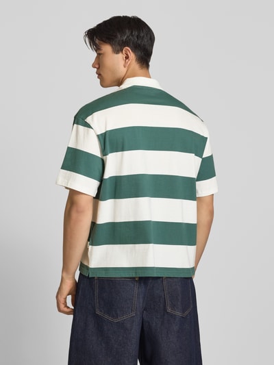 Męski model nosi Relaxed Fit Poloshirt aus reiner Baumwolle Modell 'DEVIN' von Only & Sons w zielono-białe szerokie paski, jersey, aplikacja z logo, tył, widok całopostaciowy