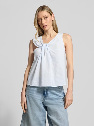 Frauenmodel trägt Regular Fit Blusentop aus reiner Baumwolle Modell 'HANNAH' von Selected Femme, gestreift, seersucker Struktur, Two Tone, Schluppe am V-Ausschnitt, Ganzkörperansicht von vorne.