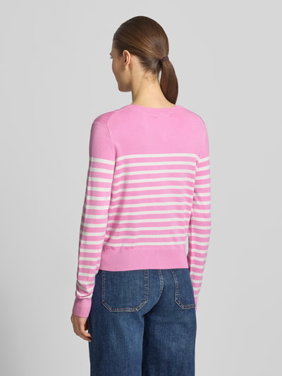 Frauenmodel trägt Strickjacke aus Viskose-Mix mit Streifenmuster von Christian Berg Woman in Rosa und Weiß, Regular Fit, Rückansicht Ganzkörperansicht.