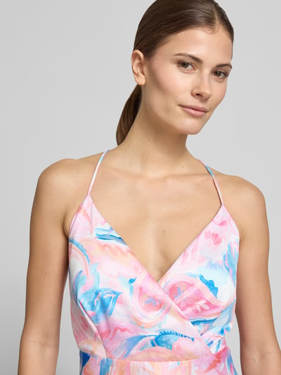 Modelka kobieca ma na sobie Cocktailkleid mit V-Ausschnitt und Spaghettiträgern von Jake*s Cocktail z satyny, linia a, sukienka midi, dekolt w serek, z tyłu cienkie ramiączka skrzyżowane i wiązane, zamek błyskawiczny z tyłu, długość tyłu w rozmiarze 36: 134 cm, szerokość w rozmiarze 36: 32 cm, kolor różowy z niebieskimi i białymi wzorami, faktura satynowa; zbliżenie górnej części ciała z przodu