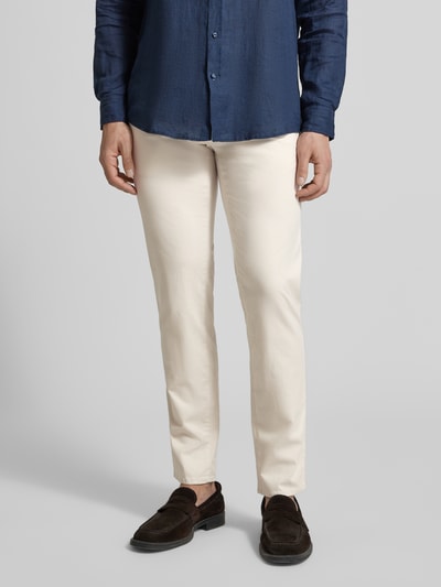 Mannenmodel draagt Slim Fit stoffen broek mit achterzakken Model 'Fabio' van BRAX in katoenmix, steekzakken, muntzakje, knoop- en ritssluiting, kleur crème, binnenbeenlengte 81 cm, bandwijdte 44 cm, voorkant close-up.