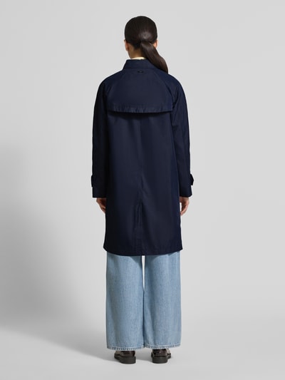 Vrouwenmodel draagt Regular Fit Trenchcoat aus Baumwoll-Mix van s.Oliver RED LABEL in effen donkerblauw, twill katoen, achteraanzicht volledige lichaamsopname.