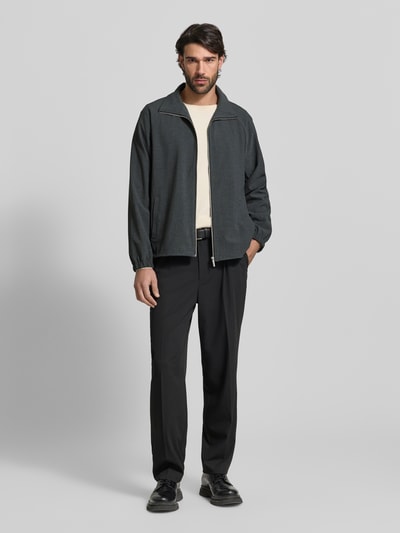 Männermodel trägt Regular Fit Blouson mit Raglanärmeln von s.Oliver BLACK LABEL in Melange-Optik, Ganzkörperansicht von vorne.