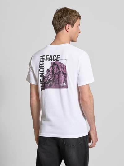 Männermodel trägt Regular Fit T-Shirt mit Logo-Print von The North Face aus Baumwoll-Mix mit Rundhalsausschnitt, Rückenansicht.