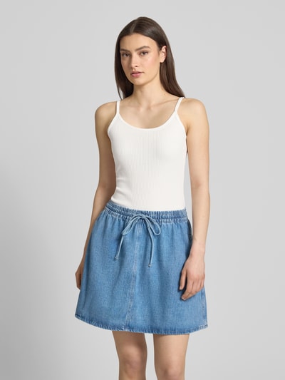 Frauenmodel trägt Slim Fit Trägertop aus Baumwoll-Mix von Marc O'Polo Denim in Weiß, schmale Träger, gerippte Struktur, U-Ausschnitt, unifarben, Nahaufnahme Oberkörper.