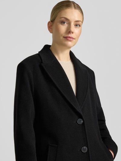 Kobieta nosi Regular Fit Mantel aus Woll-Mix mit Kaschmir-Anteil od FUCHS SCHMITT, czarny, długi, z kieszeniami, wełna, kaszmir, z przodu, zbliżenie na górę. Szerokość w rozmiarze 36: ramiona 44 cm, klatka piersiowa 54 cm, długość tyłu 123 cm, rękaw 61 cm.