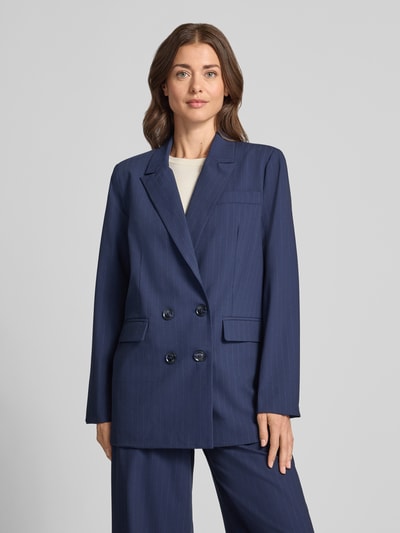Vrouwenmodel draagt dames blazer met boxy fit, Materiaalmix met viscose, Reverskraag, dubbele knoopsluiting, Paspelzak op de borst, Klepzakken, Model 'Lana' van My Essential Wardrobe, ganzkörperaanzicht van voren.