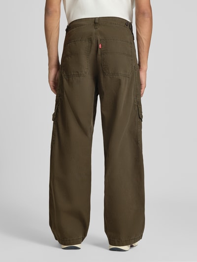 Männermodel trägt Regular Fit Cargohose aus reiner Baumwolle Modell 'EXTRA BAGGY CARGOS' von Levi's®, olivgrün, Ganzkörperansicht Rückansicht. Herren Cargohose von Levi's®.