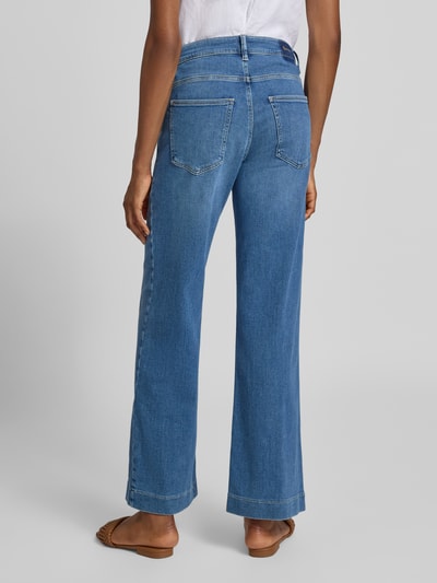 Frauenmodel trägt Wide Leg Jeans aus Baumwoll-Mix Modell 'Maine' von Brax in mittlerem Blau, lockere Passform, Damen Wide & Loose Fit Jeans, Ganzkörperansicht Rückansicht.