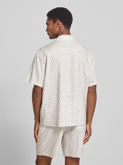 Männermodel draagt relaxed fit vrijetijdsoverhemd uit katoenmix model 'Tennisco' van Lacoste in wit met beige print, heren vrijetijdsoverhemd, geheelachteraanzicht.