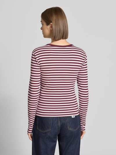 Frauenmodel trägt Regular Fit Langarmshirt aus Baumwoll-Mix Modell 'VAL' von ONLY, gestreift in Weiß und Bordeaux, Ganzkörperansicht Rückansicht, Damen Langarmshirt von ONLY.