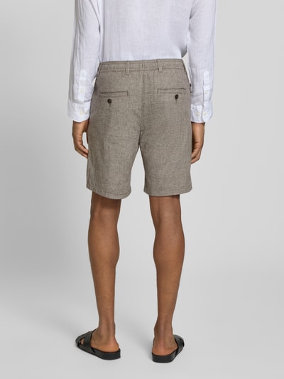 Männermodel trägt Regular Fit Chinoshorts aus Baumwoll-Leinen-Mix Modell 'BRODY' von SELECTED HOMME in Hellbraun, Ganzkörperansicht Rückansicht.