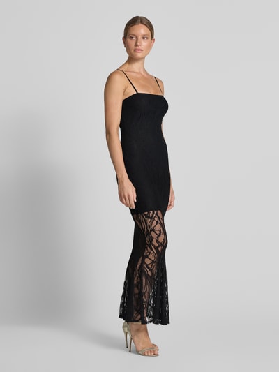 Frauenmodel trägt Maxikleid aus Spitze Modell 'EVELYN' von GUESS in Schwarz mit figurbetontem Schnitt, Ganzkörperansicht von vorne.