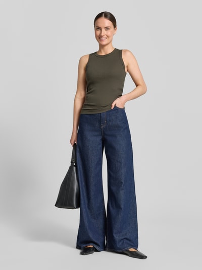 Frauenmodel trägt Slim Fit Top mit Rundhalsausschnitt Modell 'Lesso' von OPUS, elastischer Baumwoll-Mix in Oliv, Ganzkörperansicht von vorne.