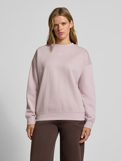 Frauenmodel trägt Oversized Sweatshirt aus Baumwoll-Mix Modell 'ESS OVERSIZED' von PUMA in zartem Rosé, glatte Textur, Damen Sweatshirt, Nahaufnahme Oberkörper.