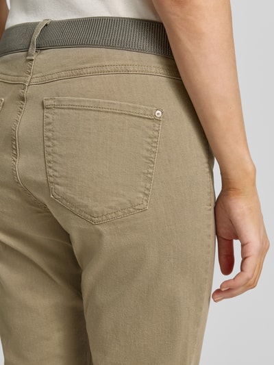 Vrouwenmodel draagt capribroek van katoenmix met stretch, slim fit, elastische band, model 'AnnaCapri Sporty' van Angels, detailopname rug