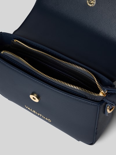 VALENTINO BAGS Torebka na długim pasku z detalem z logo Granatowy 4
