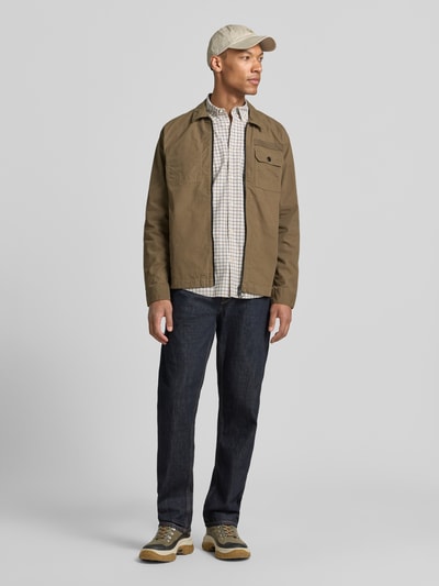 Mannenmodel draagt Regular Fit Hemdjacke aus reiner Baumwolle Modell 'CRAIL WAX' van Barbour, look: effen kleuren, platte kraag, tweewegritssluiting, labeldetail, borstzak, binnenzak, steekzakken, materiaalverwerking: twill, puur katoen, lange mouw, manchet, geheel zicht van voren.